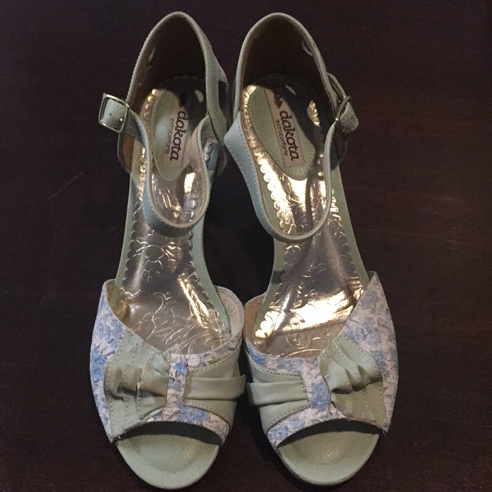 EUC floral/white/blu Brazilian Dakota sandals sz 8